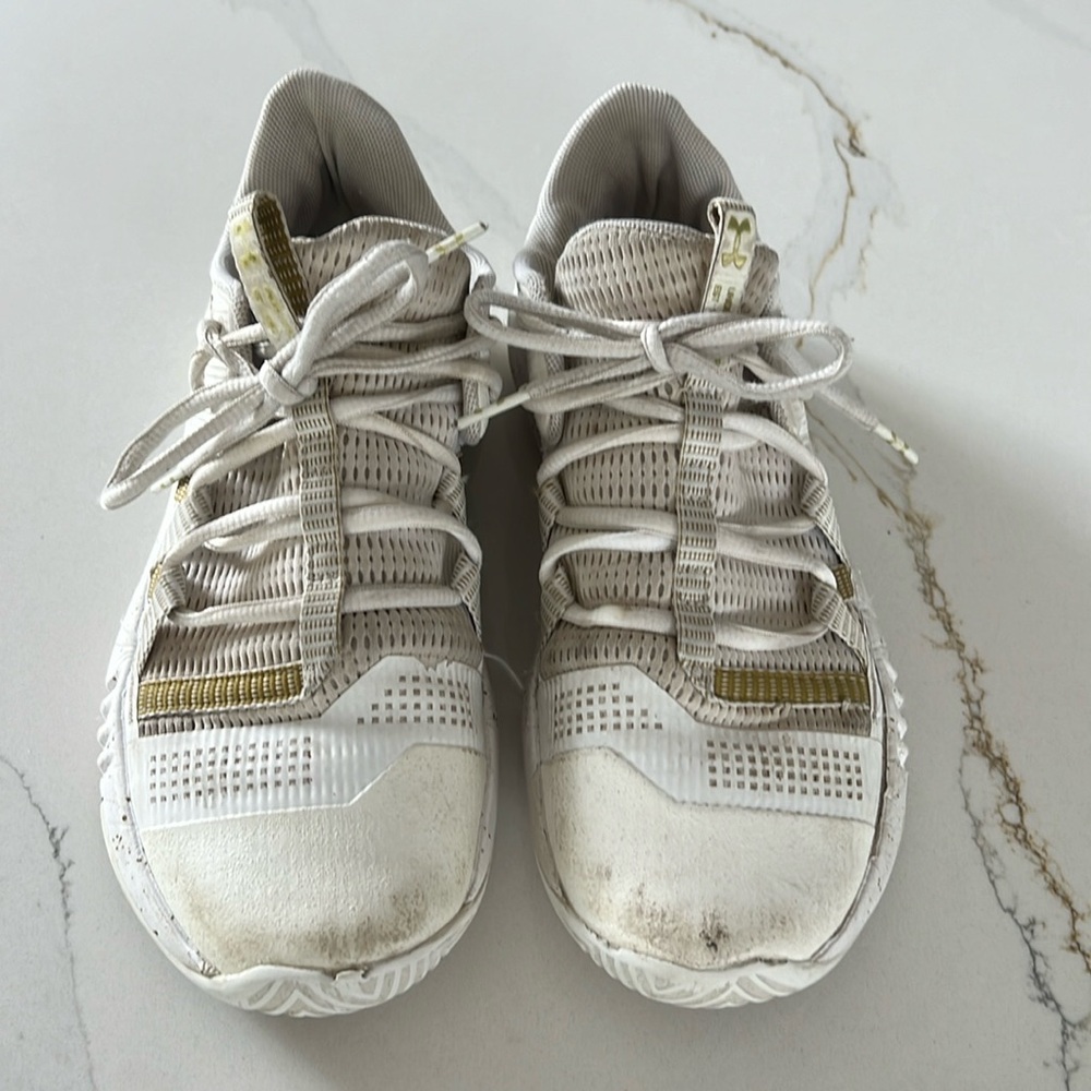 Volleyball shoes size 8 Under Armour